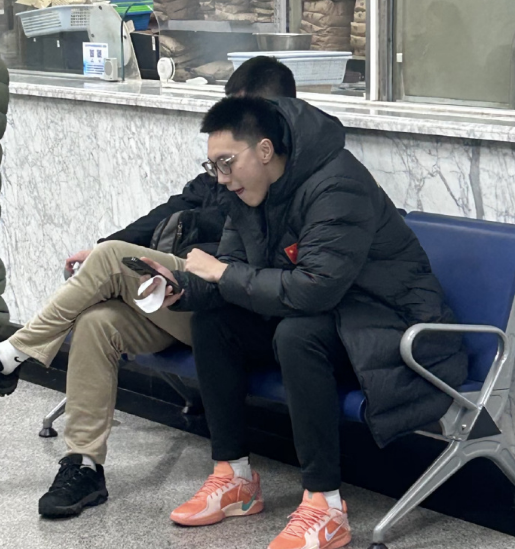 世界杯高清观看-贺希宁曝光胡明轩无缘世预赛原因：膝伤复发 回国第一时间去医院