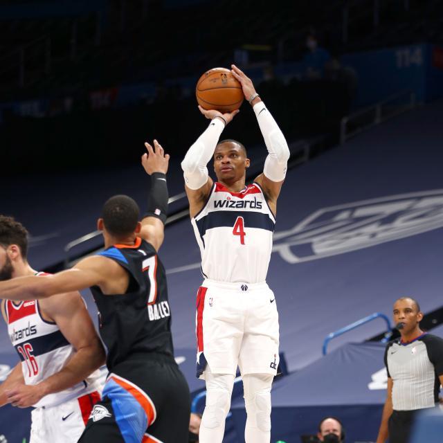 世界杯官网入口-近11战砍10次三双！韦少距加冕历史三双王只差一步