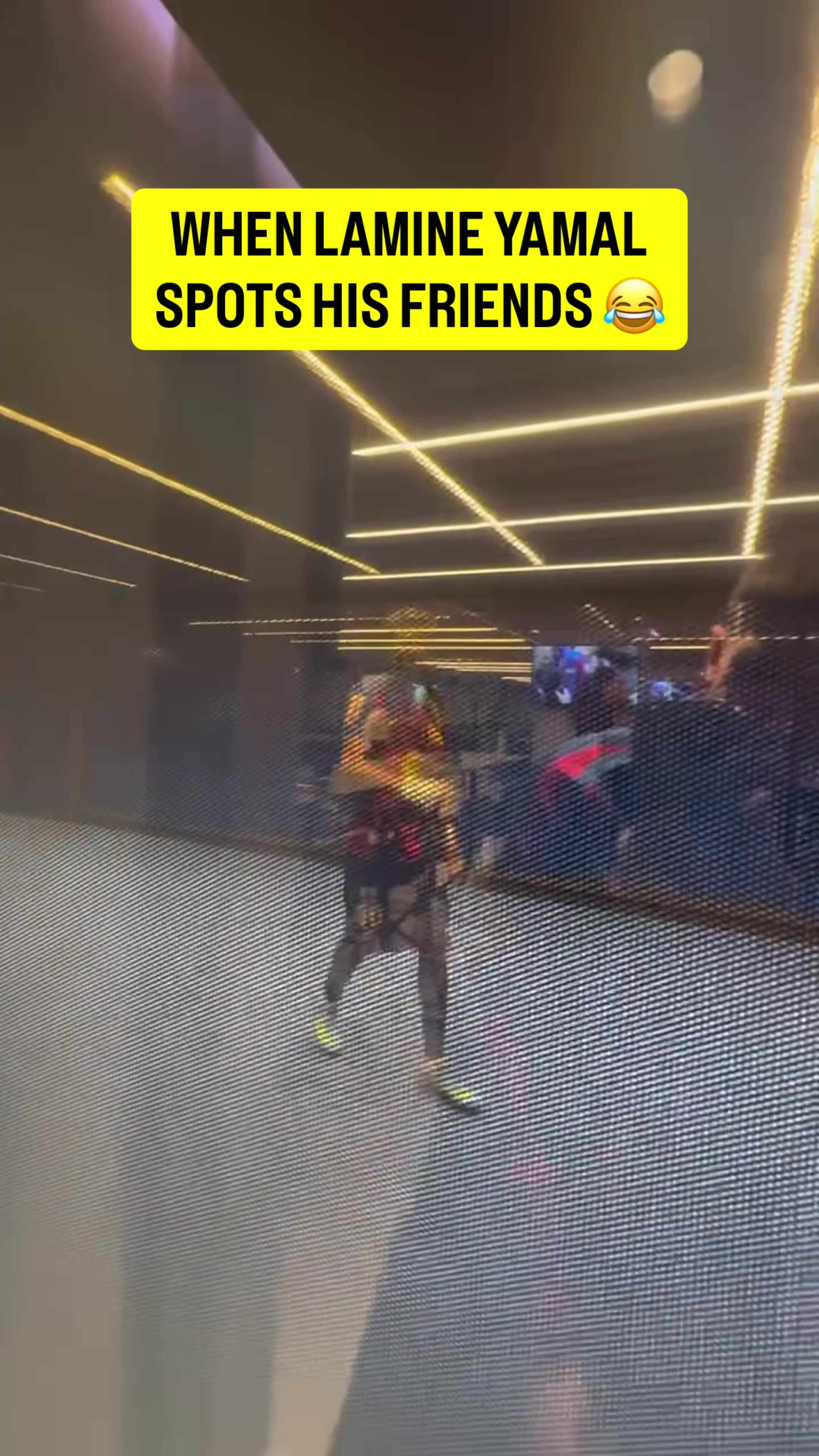 世界杯直播app安装-诺坎普VIP区域可透过玻璃观看球员通道，亚马尔与朋友打招呼